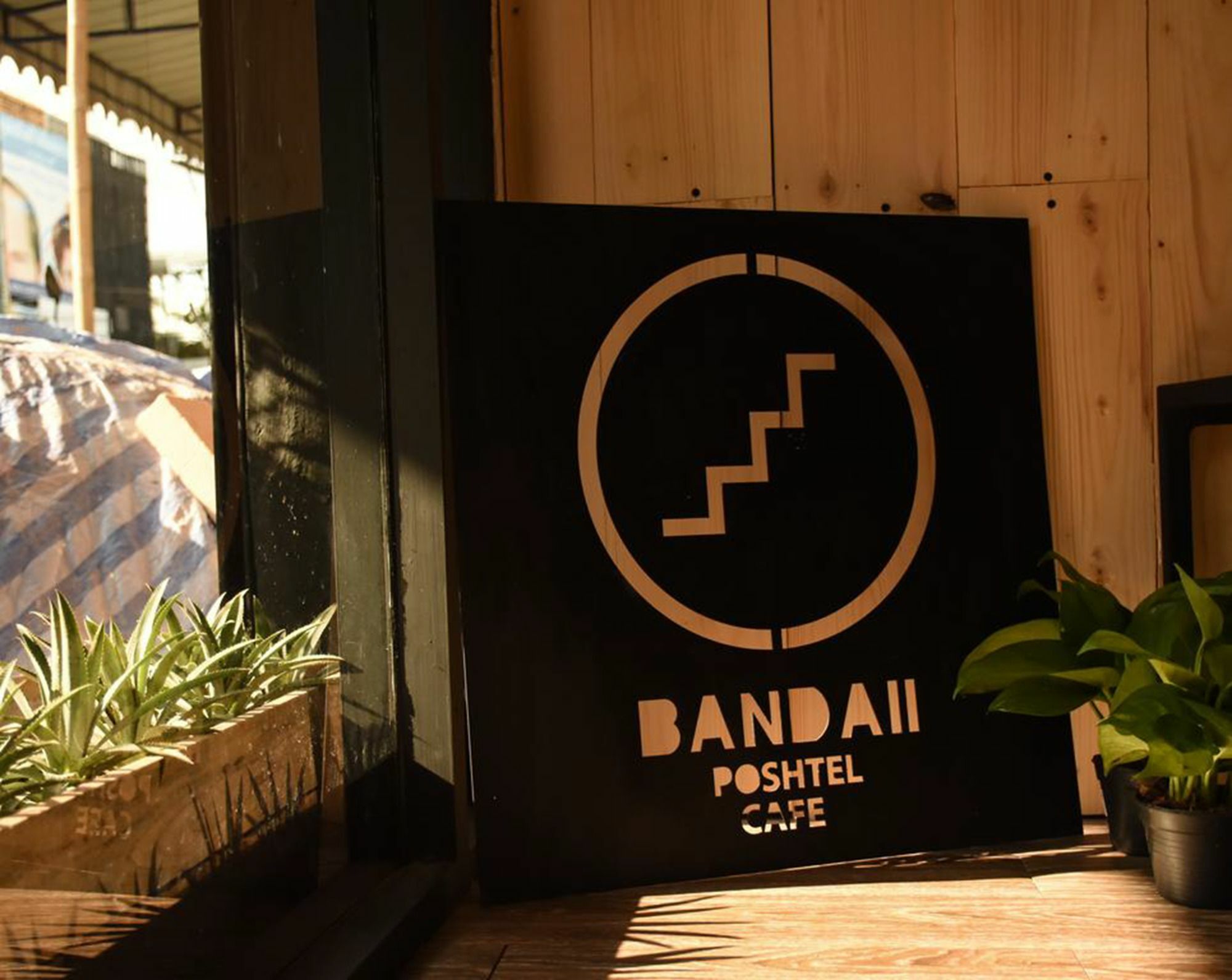 Bandai Ll Poshtel *